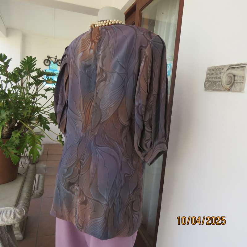 Boutique made tailored jacket size 37. Short pleated sleeves. One button closure.