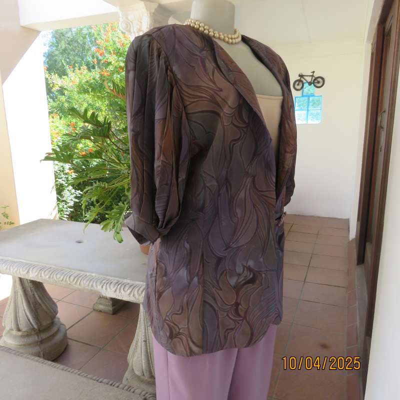 Boutique made tailored jacket size 37. Short pleated sleeves. One button closure.