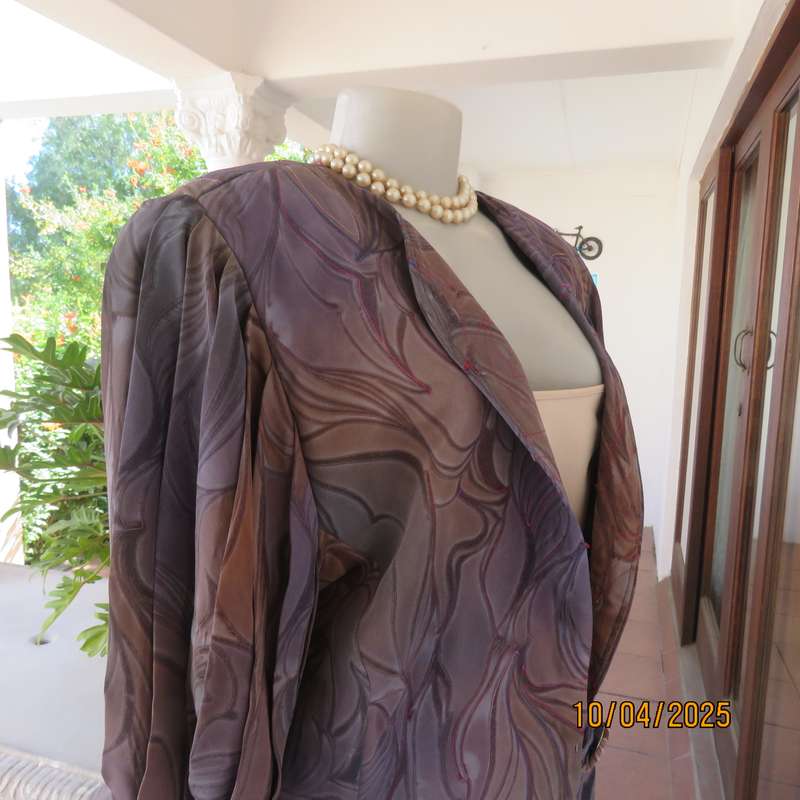 Boutique made tailored jacket size 37. Short pleated sleeves. One button closure.