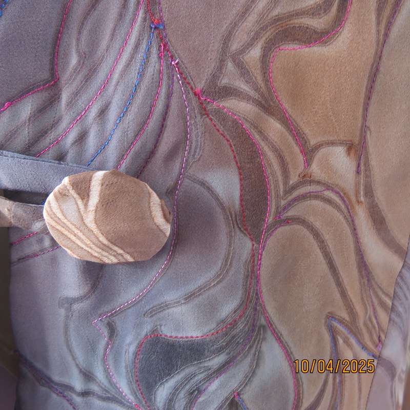 Boutique made tailored jacket size 37. Short pleated sleeves. One button closure.