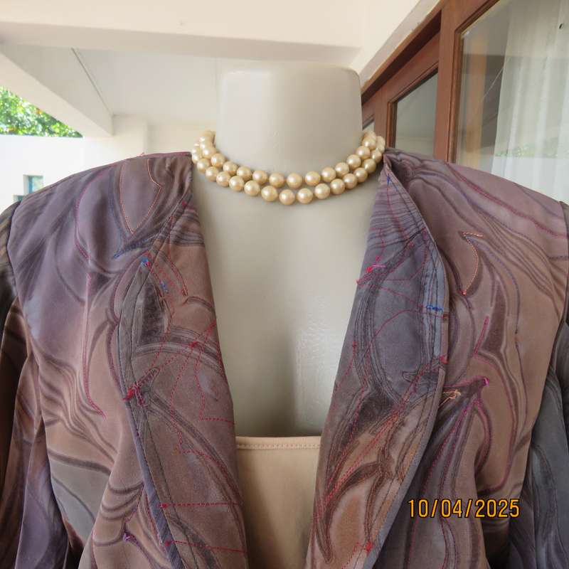 Boutique made tailored jacket size 37. Short pleated sleeves. One button closure.