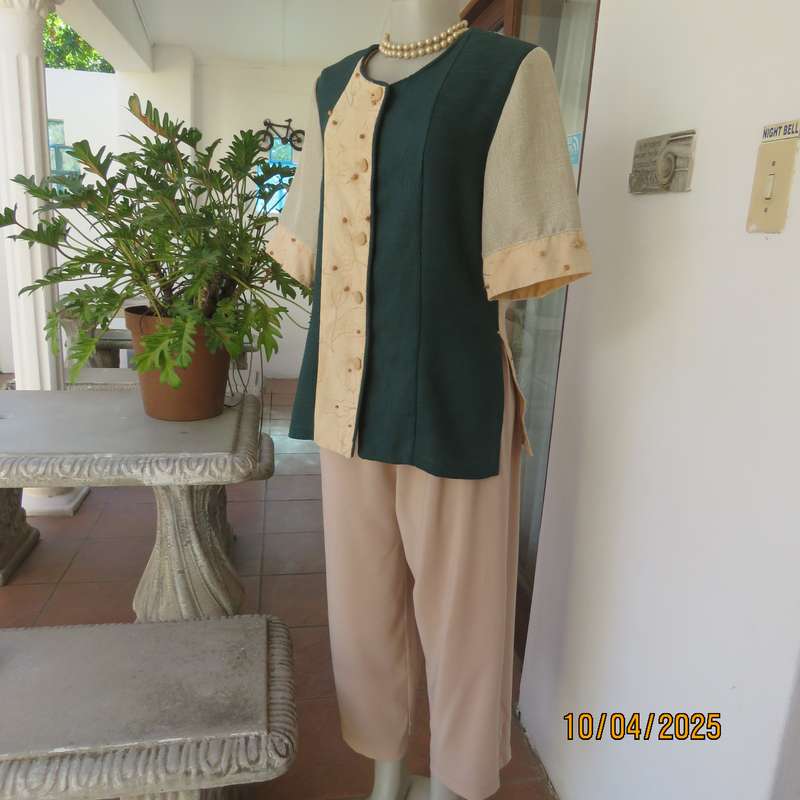 Boutique made woven polycotton beige - juniper green short sleeve top. Size 35.