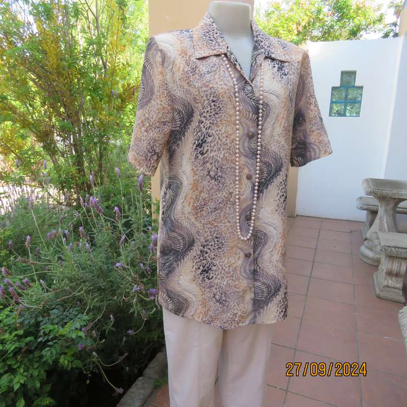 As new PRINCESS DI animal print short sleeve top. Peach accents.Size 38. Open collar.Polyester.