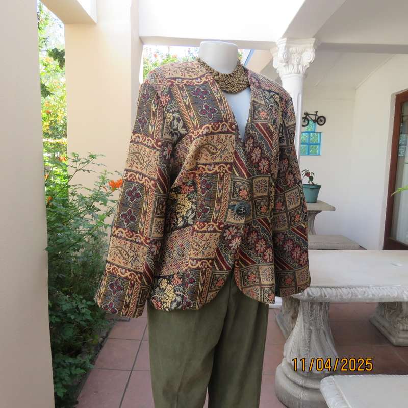 Unique styled baroque patterned long sleeve fully lined jacket size 38.