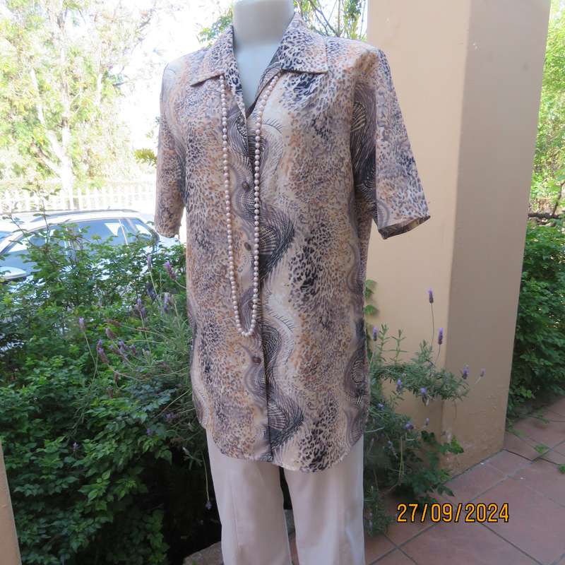 As new PRINCESS DI animal print short sleeve top. Peach accents.Size 38. Open collar.Polyester.