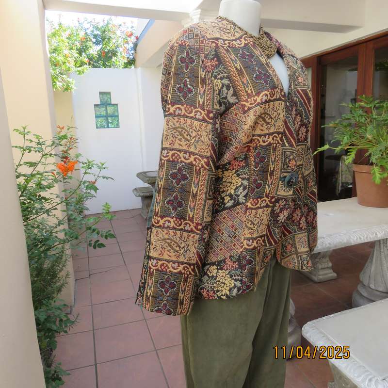 Unique styled baroque patterned long sleeve fully lined jacket size 38.