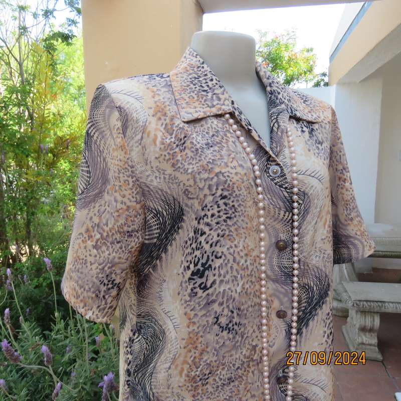 As new PRINCESS DI animal print short sleeve top. Peach accents.Size 38. Open collar.Polyester.