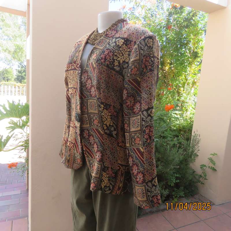 Unique styled baroque patterned long sleeve fully lined jacket size 38.