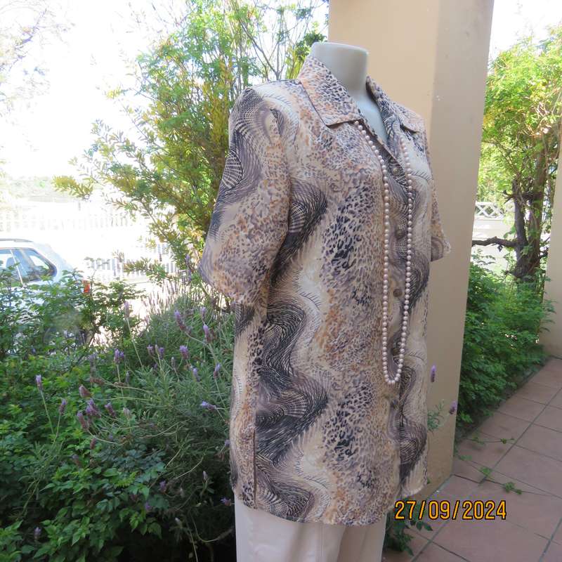 As new PRINCESS DI animal print short sleeve top. Peach accents.Size 38. Open collar.Polyester.