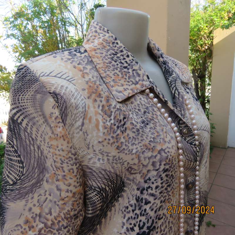 As new PRINCESS DI animal print short sleeve top. Peach accents.Size 38. Open collar.Polyester.