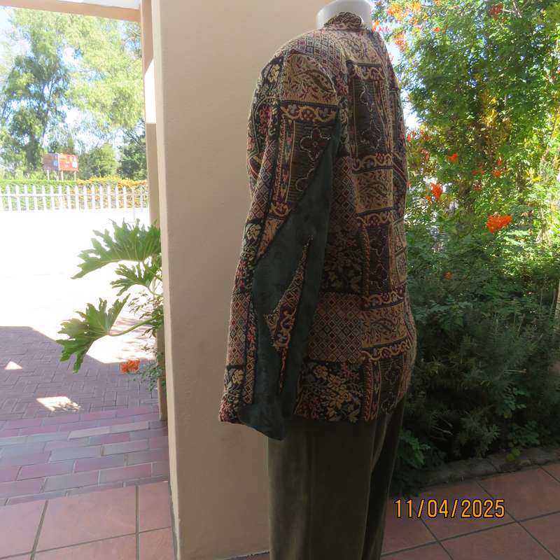 Unique styled baroque patterned long sleeve fully lined jacket size 38.