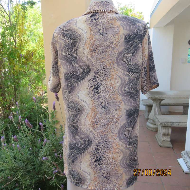As new PRINCESS DI animal print short sleeve top. Peach accents.Size 38. Open collar.Polyester.