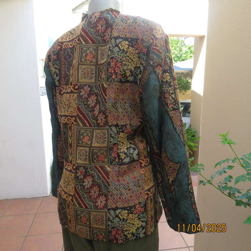 Unique styled baroque patterned long sleeve fully lined jacket size 38.