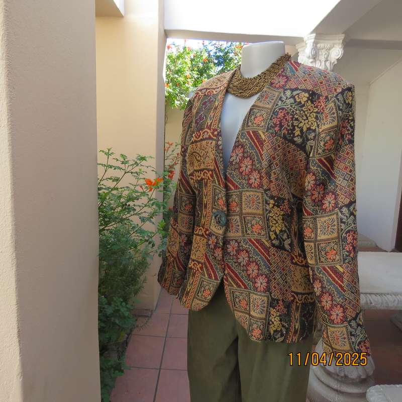 Unique styled baroque patterned long sleeve fully lined jacket size 38.