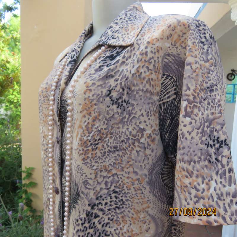 As new PRINCESS DI animal print short sleeve top. Peach accents.Size 38. Open collar.Polyester.