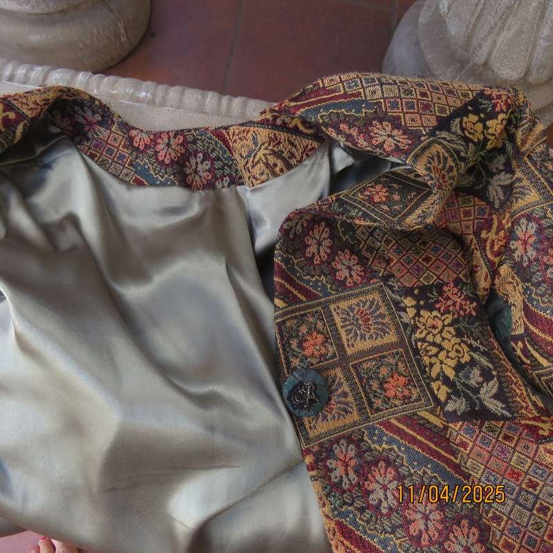 Unique styled baroque patterned long sleeve fully lined jacket size 38.