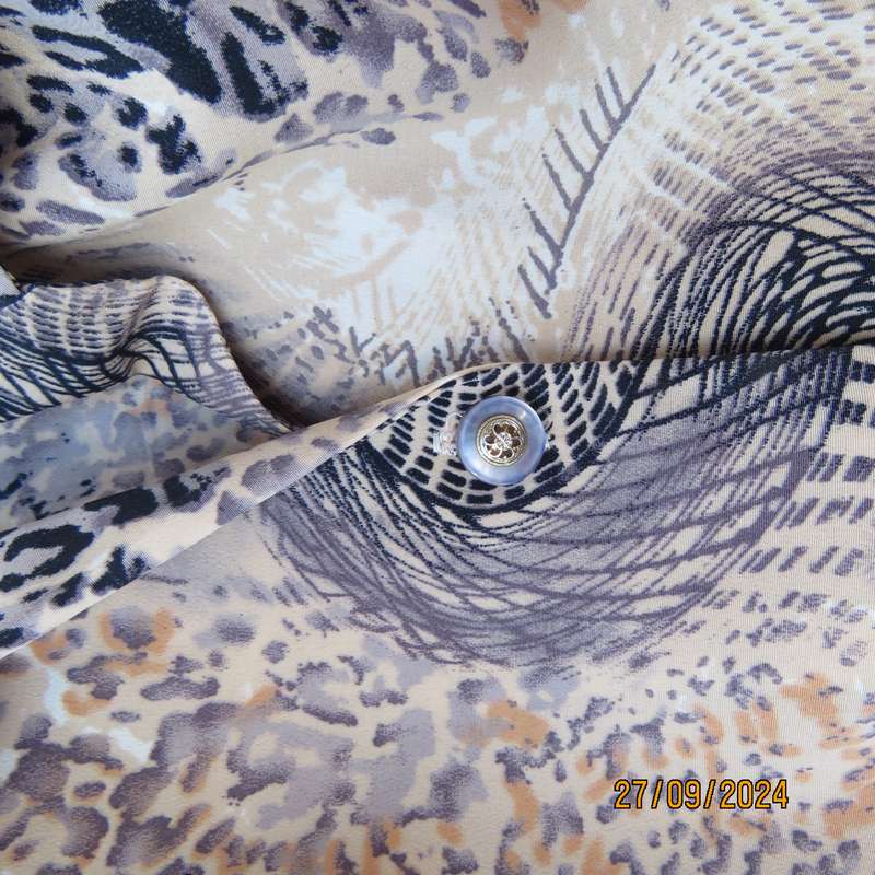 As new PRINCESS DI animal print short sleeve top. Peach accents.Size 38. Open collar.Polyester.