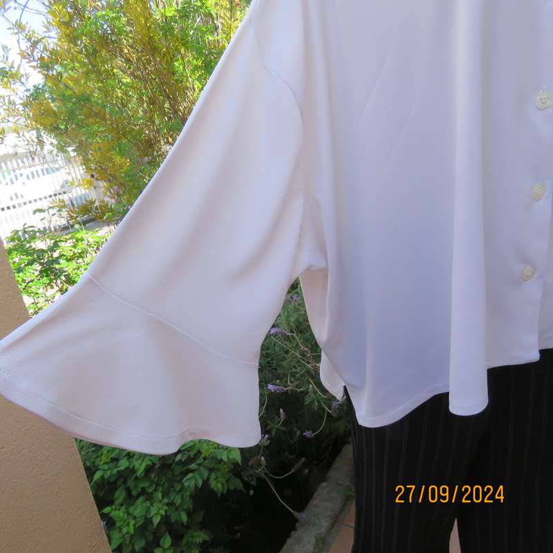 Owner made stretch textured polyester button down V neck top,Elbow sleeves. Size 58-34.Good cond.