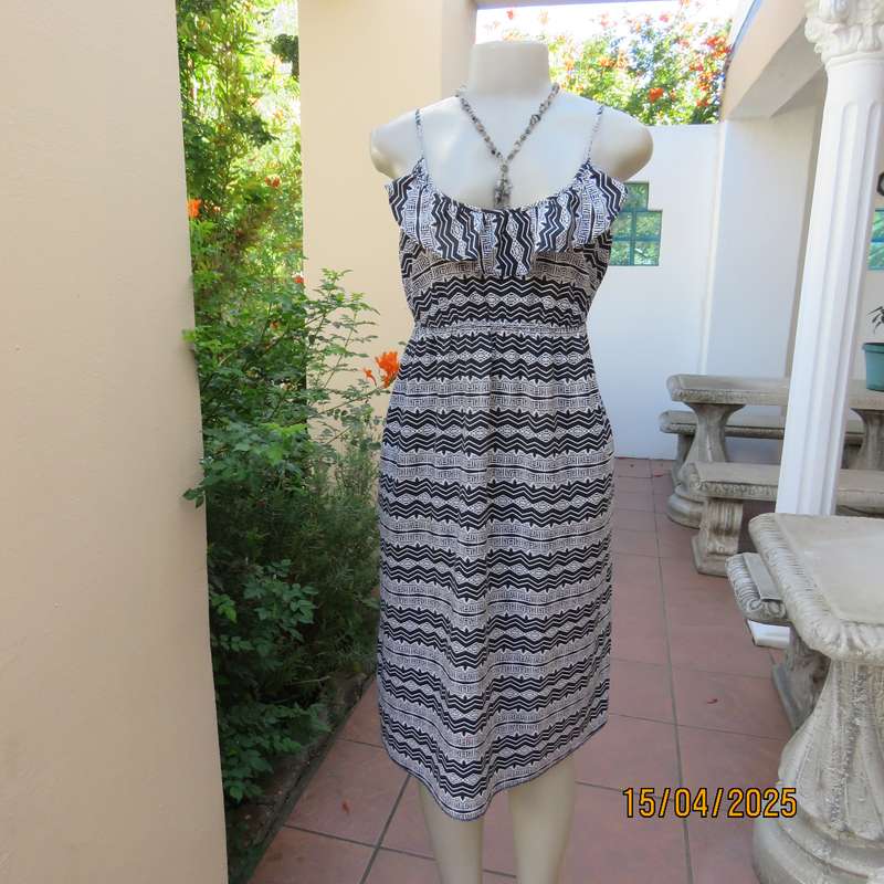 WOOLWORTHS cool cotton strappy dress in black-white horizontal designs. Size 36.