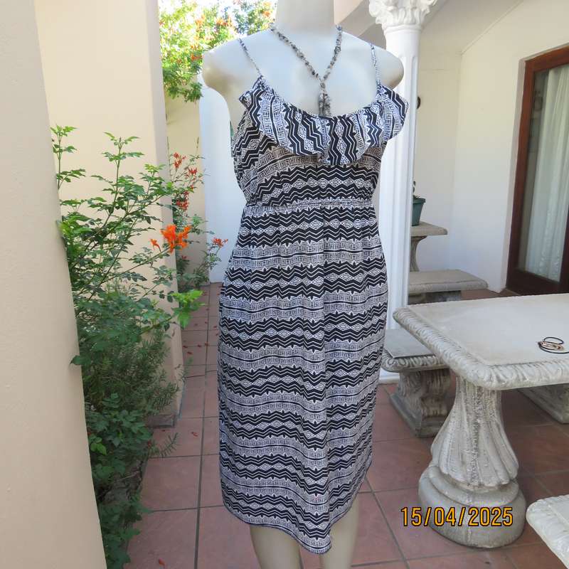 WOOLWORTHS cool cotton strappy dress in black-white horizontal designs. Size 36.