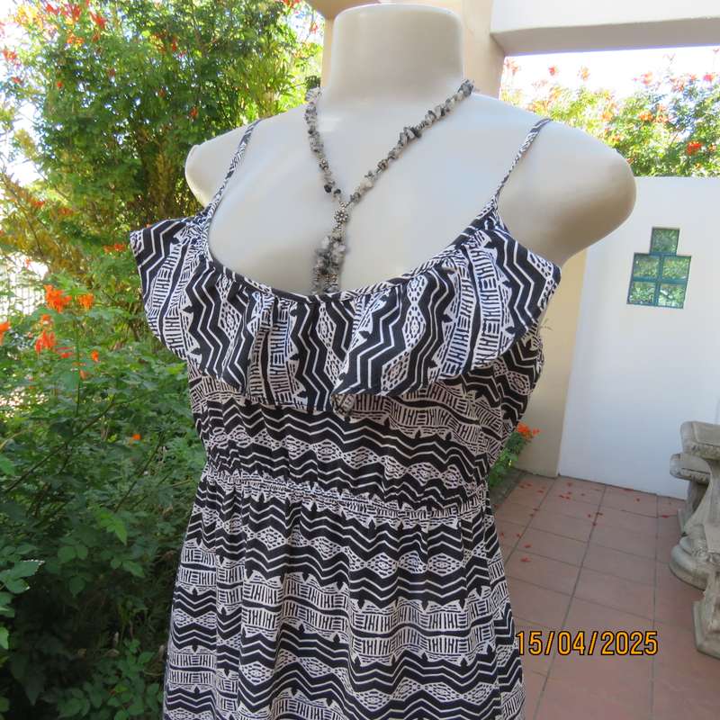 WOOLWORTHS cool cotton strappy dress in black-white horizontal designs. Size 36.