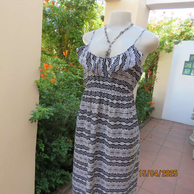 WOOLWORTHS cool cotton strappy dress in black-white horizontal designs. Size 36.