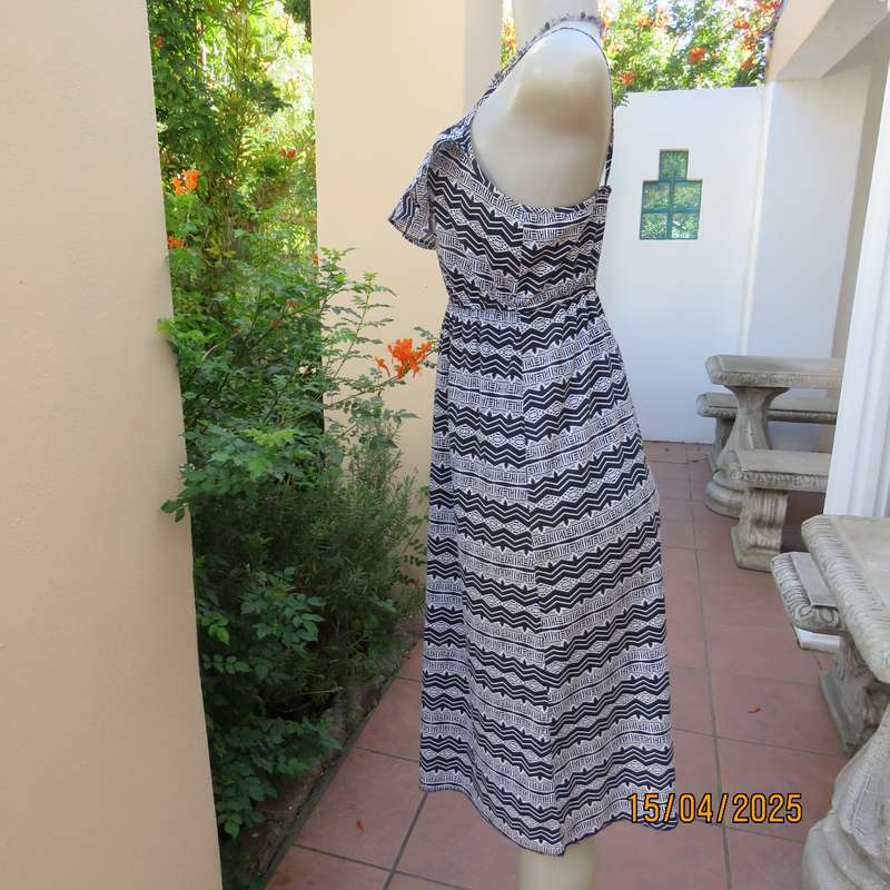 WOOLWORTHS cool cotton strappy dress in black-white horizontal designs. Size 36.