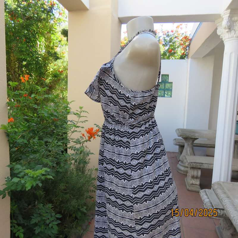 WOOLWORTHS cool cotton strappy dress in black-white horizontal designs. Size 36.