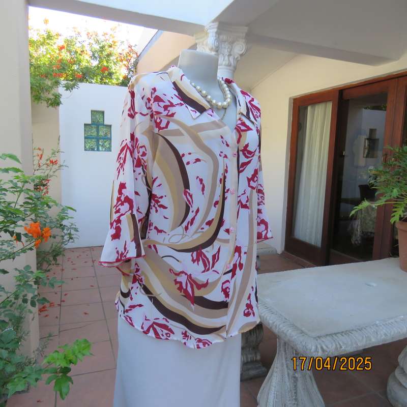 MICHAELA tastefully printed top in beige-brown with maroon-pink flowers. Size 42