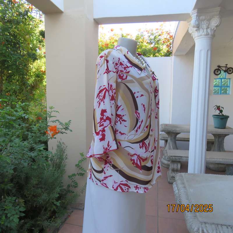 MICHAELA tastefully printed top in beige-brown with maroon-pink flowers. Size 42