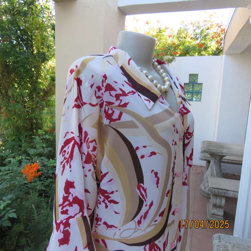 MICHAELA tastefully printed top in beige-brown with maroon-pink flowers. Size 42