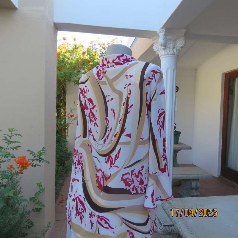 MICHAELA tastefully printed top in beige-brown with maroon-pink flowers. Size 42