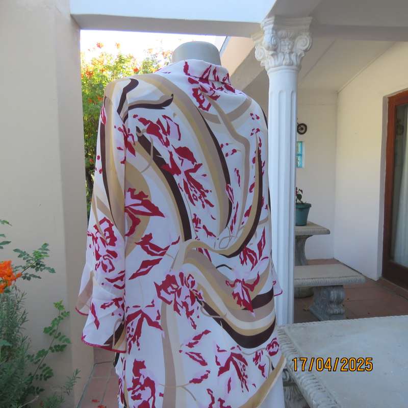 MICHAELA tastefully printed top in beige-brown with maroon-pink flowers. Size 42