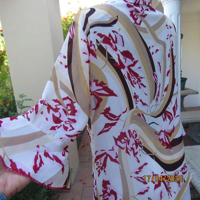 MICHAELA tastefully printed top in beige-brown with maroon-pink flowers. Size 42