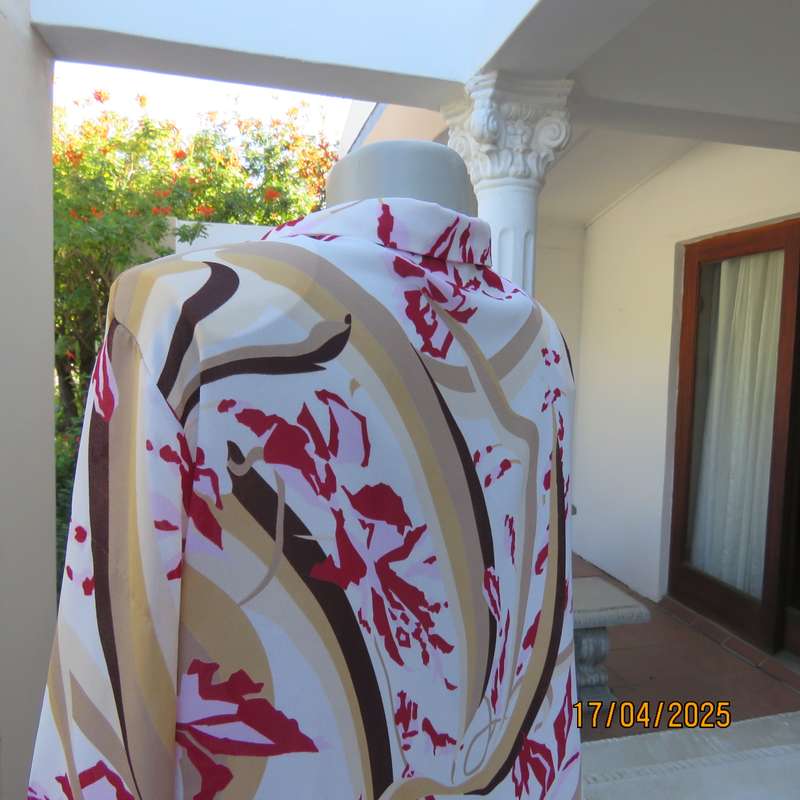 MICHAELA tastefully printed top in beige-brown with maroon-pink flowers. Size 42