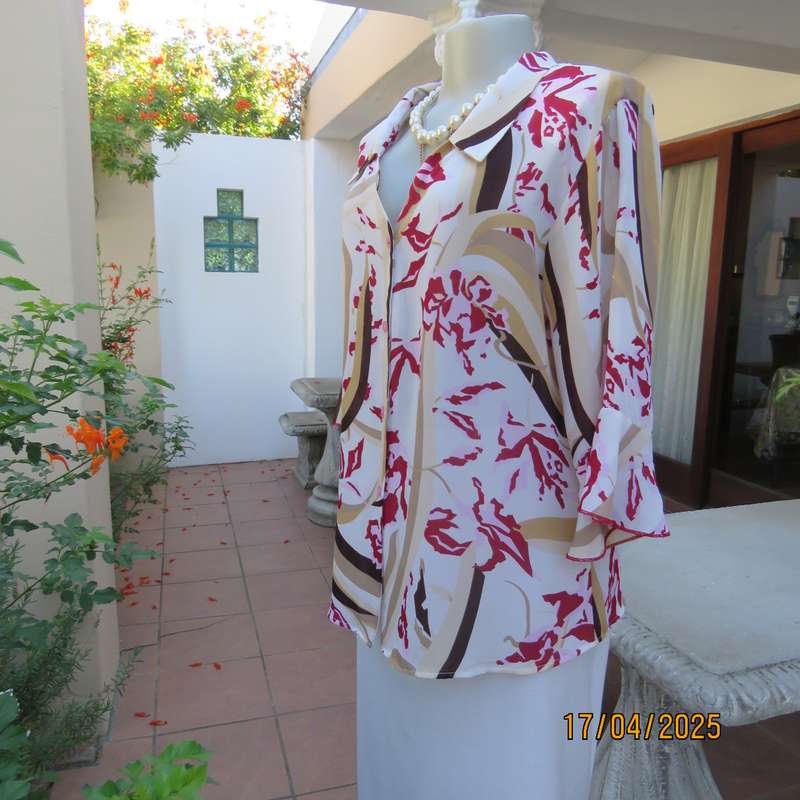 MICHAELA tastefully printed top in beige-brown with maroon-pink flowers. Size 42