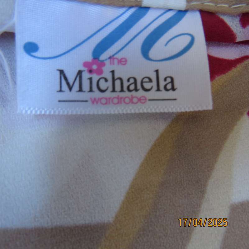 MICHAELA tastefully printed top in beige-brown with maroon-pink flowers. Size 42