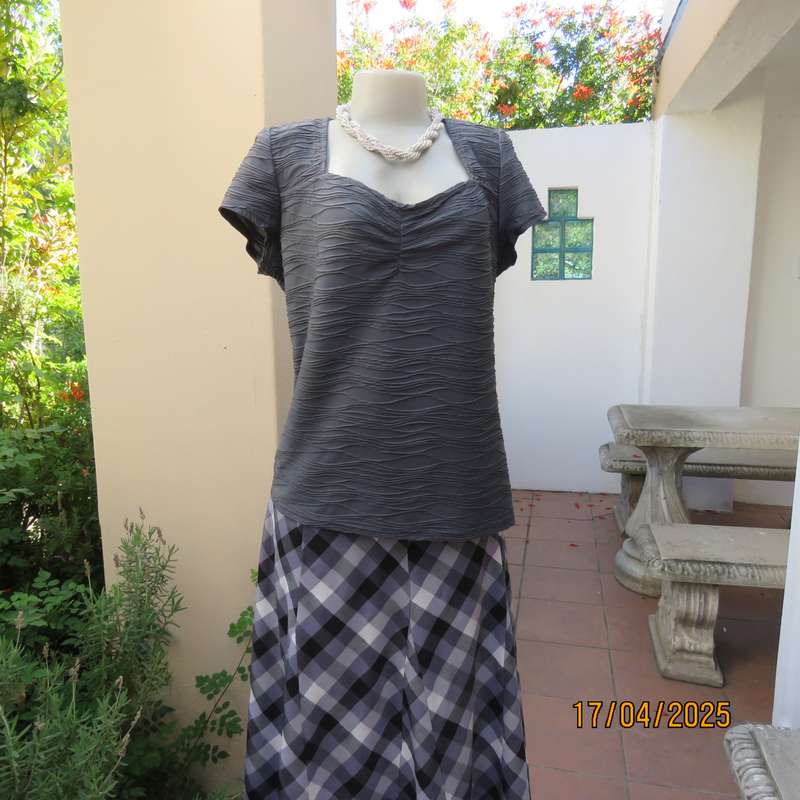 FASHION EXPRESS size 42 slip over steel grey horizontal textured polyester stretch top.