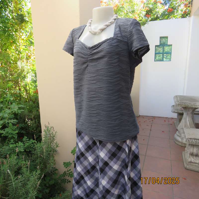 FASHION EXPRESS size 42 slip over steel grey horizontal textured polyester stretch top.
