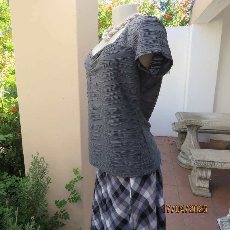 FASHION EXPRESS size 42 slip over steel grey horizontal textured polyester stretch top.