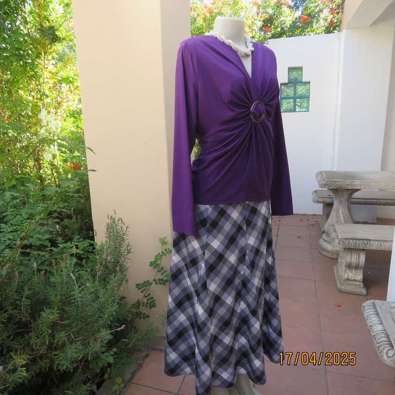 MILADY'S purple long sleeves stretch polyester size 40 top. Rushed front.