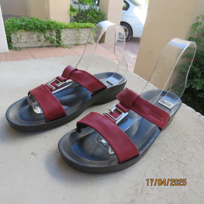 AEROSOFT original red sandals size 7.5-41. Made in Thailand. As new.