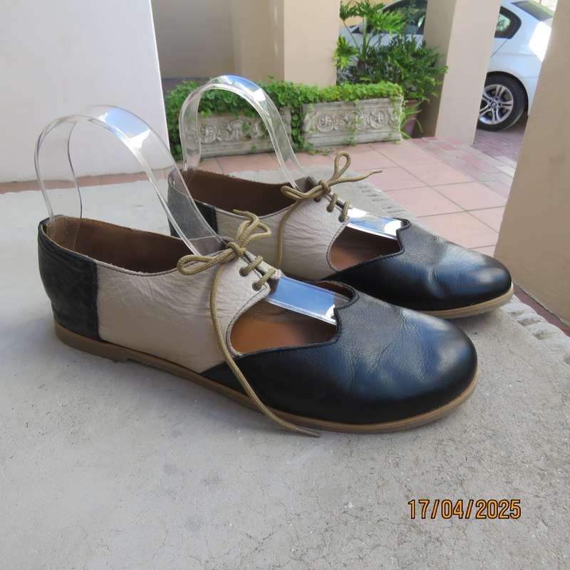 BLUE BETTY genuine leather black-cream flat shoes. Size 8. As new