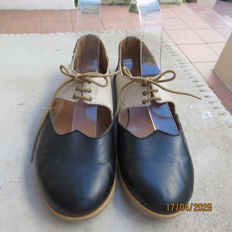 BLUE BETTY genuine leather black-cream flat shoes. Size 8. As new