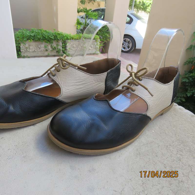 BLUE BETTY genuine leather black-cream flat shoes. Size 8. As new