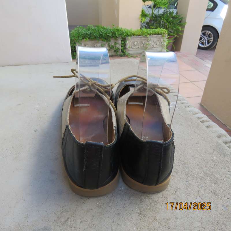 BLUE BETTY genuine leather black-cream flat shoes. Size 8. As new