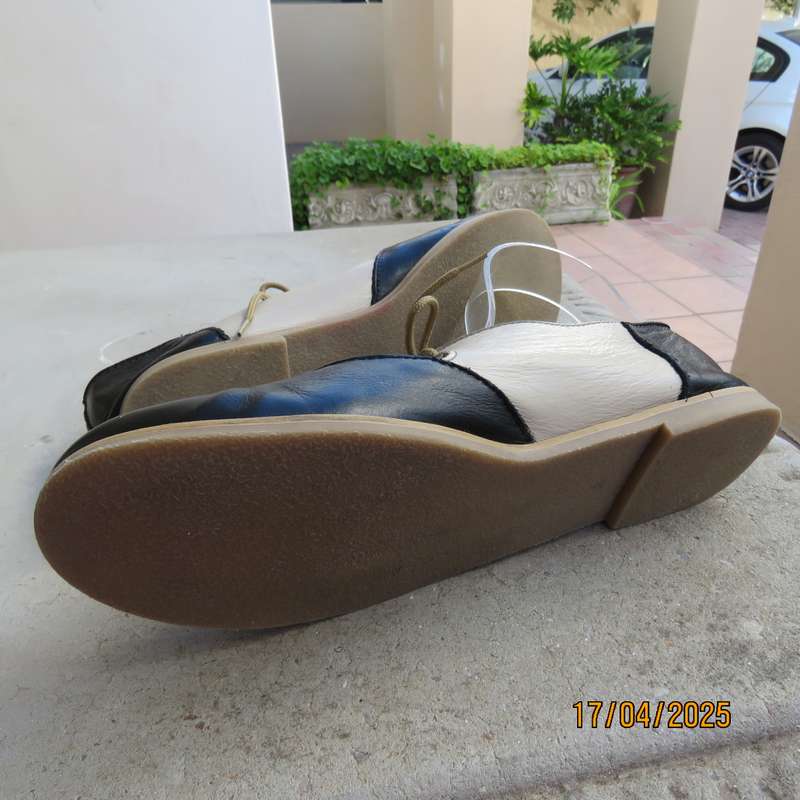 BLUE BETTY genuine leather black-cream flat shoes. Size 8. As new