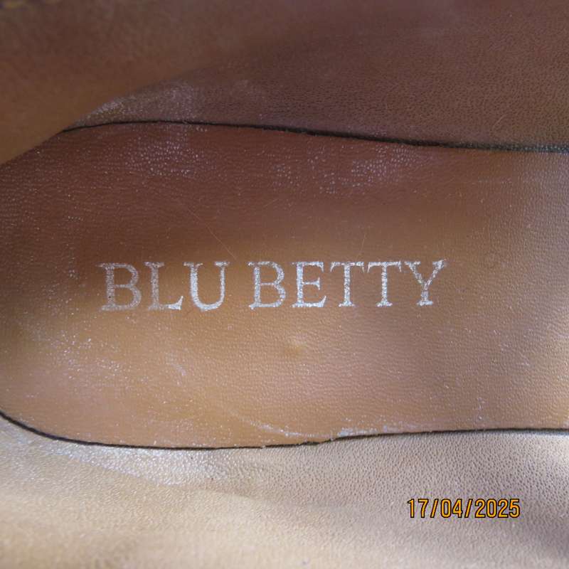 BLUE BETTY genuine leather black-cream flat shoes. Size 8. As new