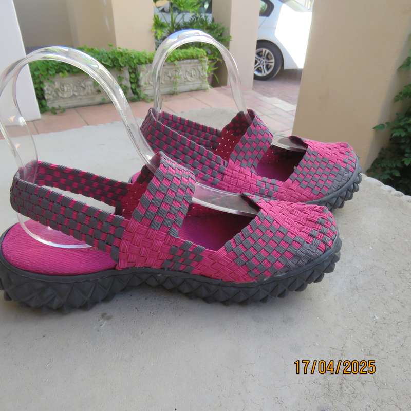 Grey and pink woven stretch non slip sandals size 5. Sling back. As new
