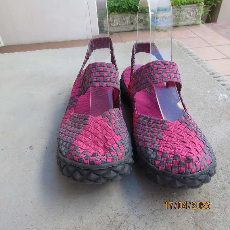 Grey and pink woven stretch non slip sandals size 5. Sling back. As new